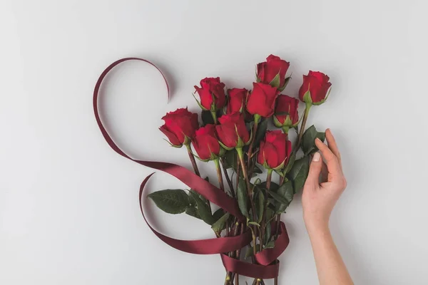 Przycięte Strzał Ręka Bukiet Czerwonych Róż Wstążki Dla Walentynki Wakacje — Zdjęcie stockowe