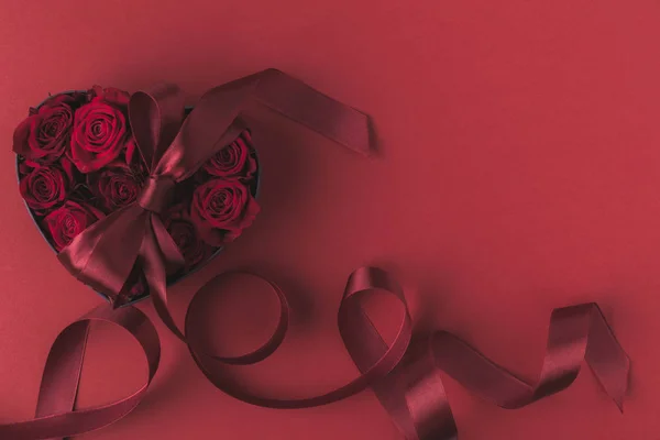Pohled Shora Růží Srdci Tvaru Krabičky Mašlí Izolované Červenou Valentýn — Stock fotografie