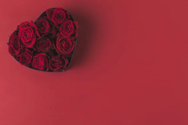 Vista Superior Rosas Forma Corazón Caja Regalo Aislada Rojo San — Foto de Stock