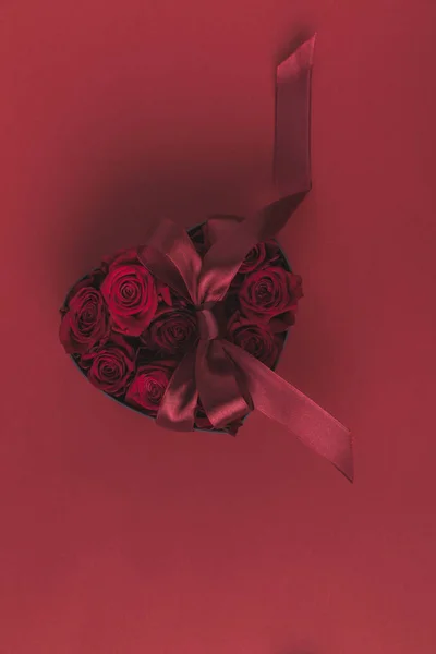Vista Dall Alto Rose Scatola Regalo Forma Cuore Con Nastro — Foto Stock