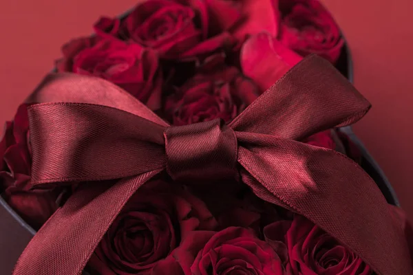 Primer Plano Vista Rosas Forma Corazón Caja Regalo Con Cinta —  Fotos de Stock