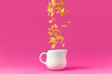organik mısır gevreği pink izole süt sürahi içine düşme yakından görmek