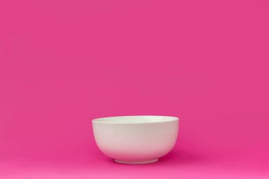 tek boş beyaz kase pink izole kahvaltı için hazır görmek 