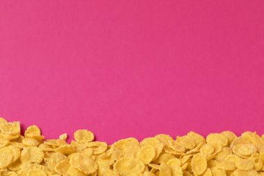 pembe arka plan izole lezzetli çıtır Mısır gevreği yakından görmek