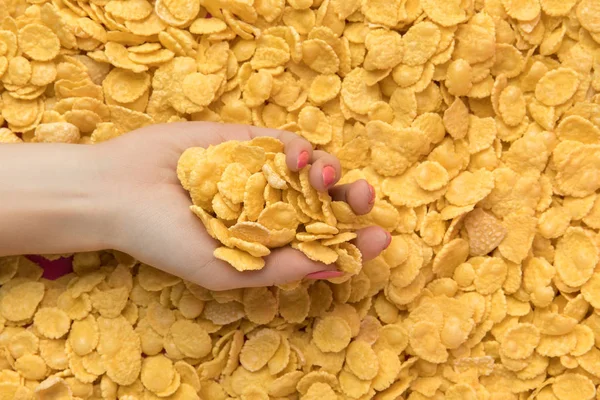 Teilansicht Einer Weiblichen Hand Die Süße Leckere Cornflakes Hält — kostenloses Stockfoto