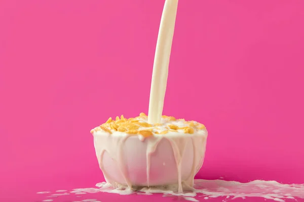 Наливать Свежее Здоровое Молоко Миску Кукурузными Хлопьями Розовом — стоковое фото