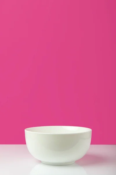 空白的白色碗的特写的看法与拷贝空间在粉红色 — 图库照片
