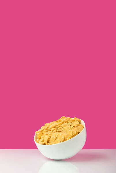 Nahaufnahme Einer Weißen Schüssel Voller Gesunder Leckerer Cornflakes Auf Rosa — Stockfoto