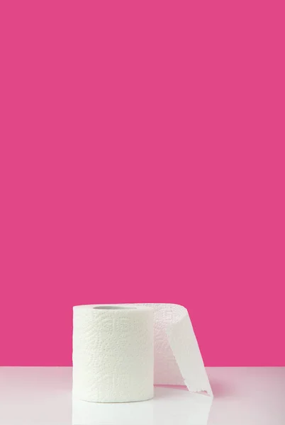 Vista Cerca Del Papel Higiénico Blanco Rosa — Foto de Stock