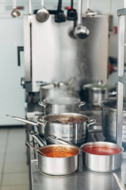 çeşitli çorba sos tava lokanta mutfağı, yemek