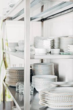 restoranda shalves üzerinde yığılmış temiz sofra, yakın çekim vurdu