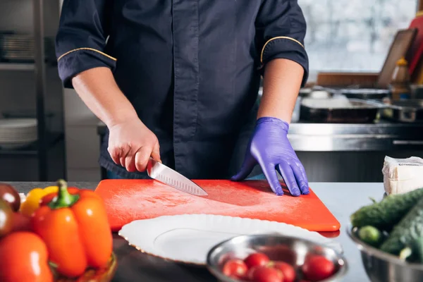 Beskuren Bild Kock Med Kniv Arbetsplatsen Restaurang — Stockfoto