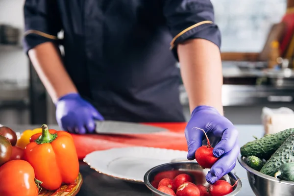 Colpo Ritagliato Chef Che Prende Ravanello Fresco Insalata — Foto Stock