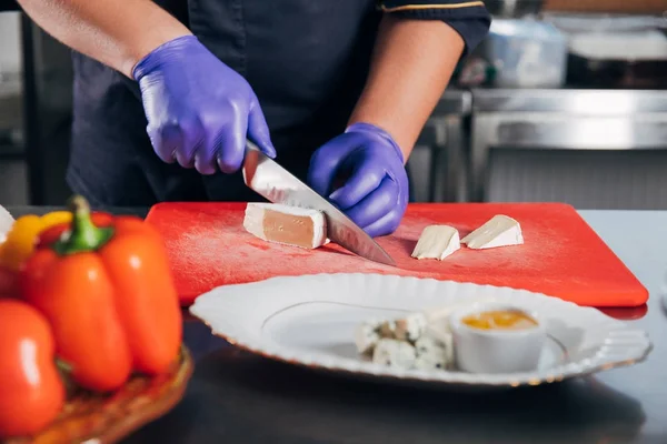 Cropped Shot Chef Slicing Cheese Cheese Plate — Stock Photo, Image