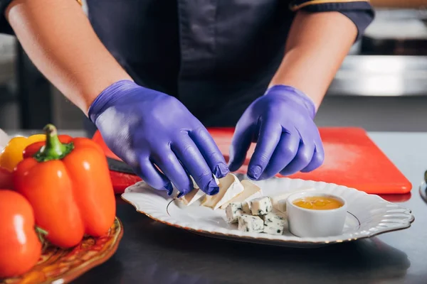 Colpo Ritagliato Chef Che Mette Fette Formaggio Piatto Ristorante — Foto Stock