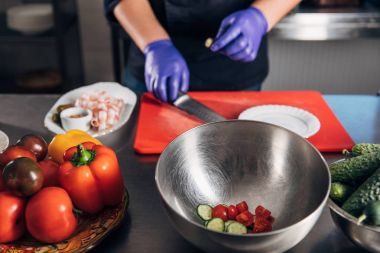 Şef kesme vegtables restoranda işyerinde kadeh kırpılmış