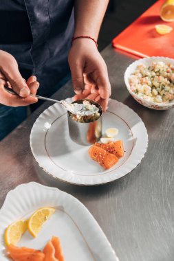 atış Chef restoranda tüp şekillendirme metal salata hazırlama kırpılmış