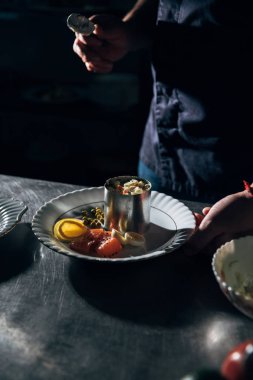 atış Chef restoranda tüp şekillendirme metal salata hazırlama kırpılmış
