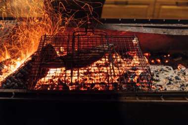 yakın çekim shot bar üzerinde Barbekü yemek ızgara balık