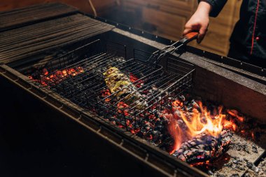 Şef ızgara balık restoranı alev üzerinde atış kırpılmış