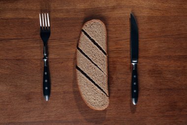 çatal bıçak takımı ile dilimlenmiş ekmek en iyi görünümü ahşap tahta üzerinde