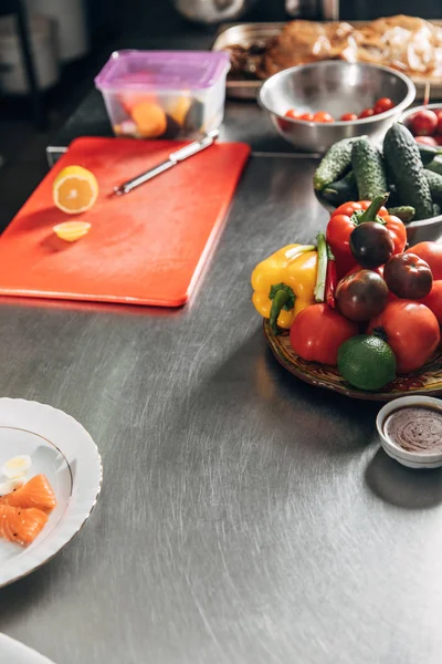 Verschiedene Kochzutaten Auf Dem Tisch Der Restaurantküche — kostenloses Stockfoto