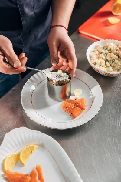 Bijgesneden Schot Van Chef Kok Salade Met Metalen Buis Restaurant — Stockfoto