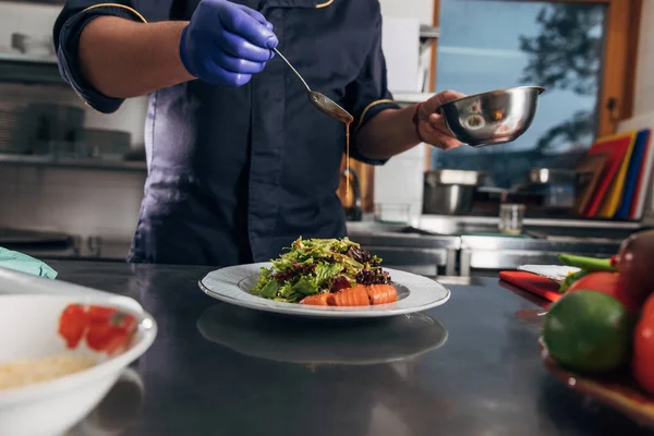 Cropped Shot Chef Pouring Sauce Salad — Stock Photo, Image
