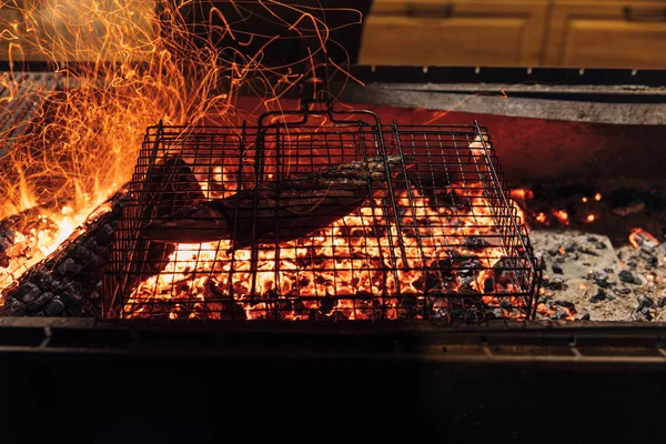 Primer Plano Tiro Pescado Parrilla Cocción Bar Barbacoa — Foto de Stock