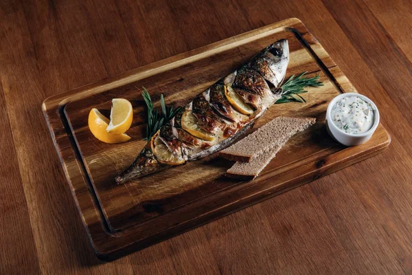 Delicious Grilled Fish Lemon Wooden Board — Stock Photo, Image