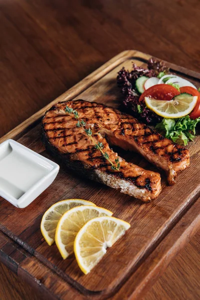 Close Shot Grilled Salmon Steak Served Wooden Board Lemon Slices — Stock Photo, Image