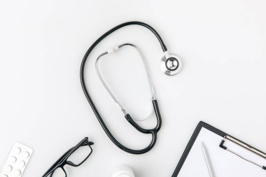 stetoskop yakın gözlük ve beyaz arka plan üzerinde izole klasör döşeme kağıt    