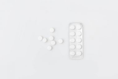dağınık hapları ve beyaz arka plan üzerinde izole paket Tablet   