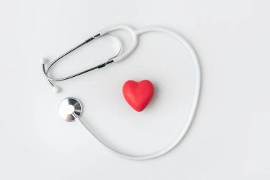 Beyaz arka plan üzerinde izole kırmızı kalp döşeme ile stetoskop    