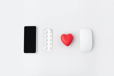 üst üste beyaz arka plan üzerinde izole boş ekran, hap, hert ve bilgisayar fare ile Smartphone 