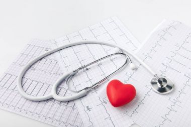 stetoskop, kardiyogram ve beyaz arka plan üzerinde izole kırmızı kalp   