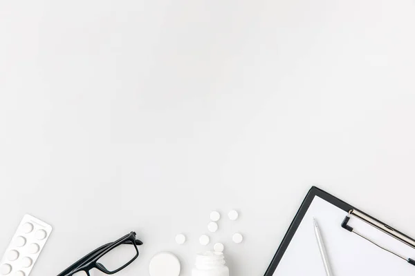 Row Tablets Glasses Paper Folder Isolated White Background — Stock Photo, Image