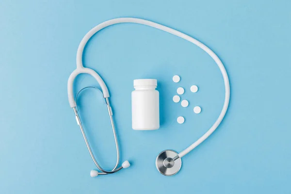 Stetoskop Rozptýlené Pilulky Balíček Izolované Modrém Pozadí — Stock fotografie