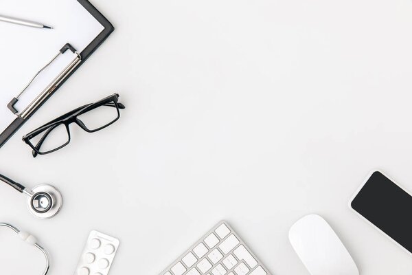 различные объекты, разбросанные на белом фоне
    