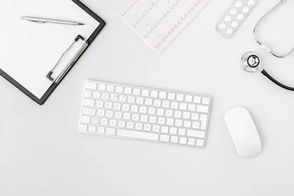 Keyboard Surrounded Paper Folder Computer Mouse Stethoscope Isolated White Background — Stock Photo, Image