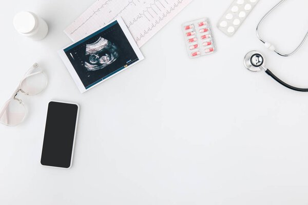 различные объекты, разбросанные на белом фоне
 