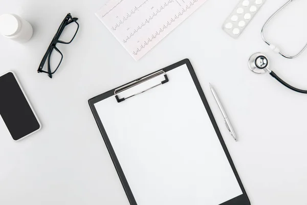 Papel Blanco Carpeta Aislada Sobre Fondo Blanco — Foto de Stock