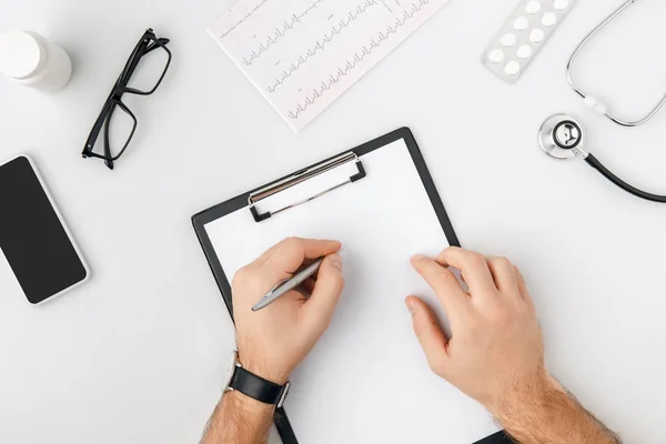 Bovenaanzicht Van Hand Met Pen Het Papier Map Geïsoleerd Witte — Stockfoto