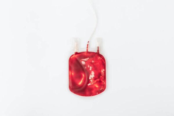 пакет с кровью для переливания изолированы на белом фоне
