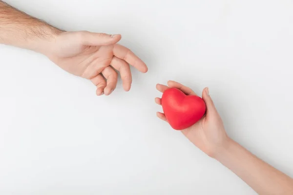 Abgeschnittene Ansicht Der Hände Mit Rotem Herz Auf Weißem Hintergrund — Stockfoto