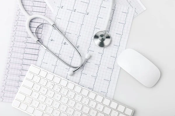 Stetoskop Klávesnice Počítač Myš Položení Papíře Kardiogram Izolovaných Bílém Pozadí — Stock fotografie