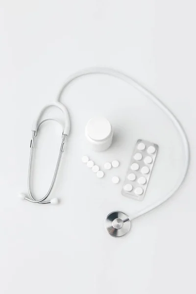 Stethoscope Scattered Pills Another Tablets Package Plastic Can Isolated White — Stock Photo, Image