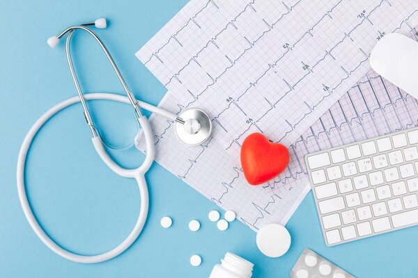 Stethoscope Paper Cardiogram Scattered Pills Red Heart Keyboard Isolated Blue — Stock Photo, Image