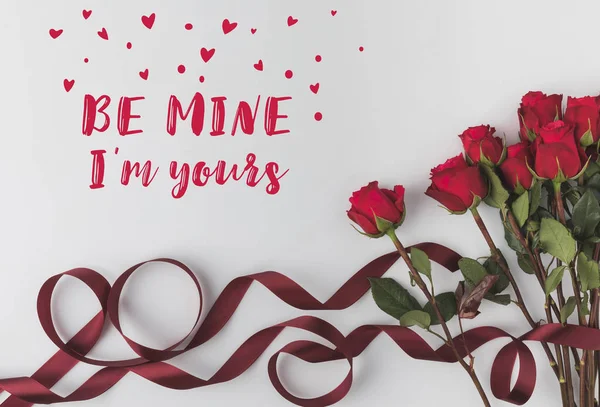 Pohled Shora Krásných Rudých Růží Mašlí Izolované Bílém Valentines Day — Stock fotografie