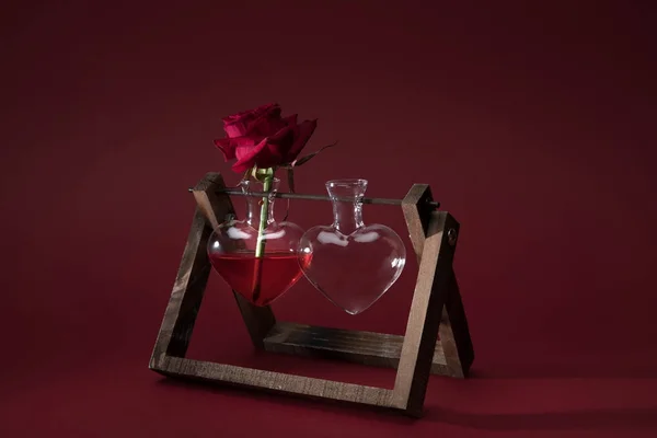 Красная Роза Форме Сердца Ваза Пустая Ваза Деревянный Стенд Красный — стоковое фото